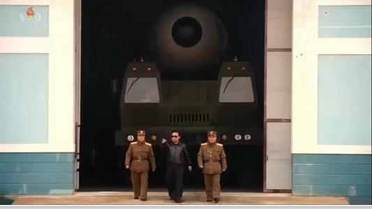 Al estilo "rockstar", Kim Jong difundió un video para confirmar el disparo del nuevo misil balístico intercontinental