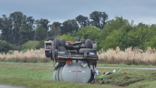 Volcó un camión que traslada ácido muriático  y hay alerta por una nube tóxica