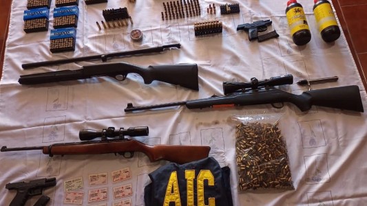 Lo investigan por violencia de género y le descubrieron un arsenal