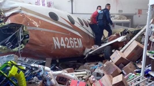 Cayó una avioneta sobre un supermercado en México