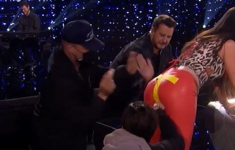 A Katy Perry se le rompió el pantalón durante el rodaje de "American Idol"