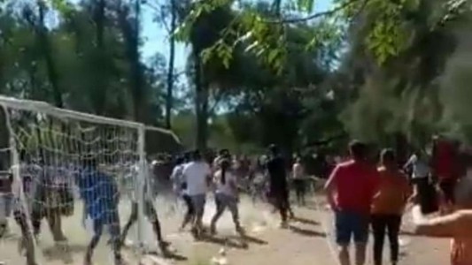 Video: una mamá ahorcó a un nene en un partido de fútbol infantil y causó una batalla campal