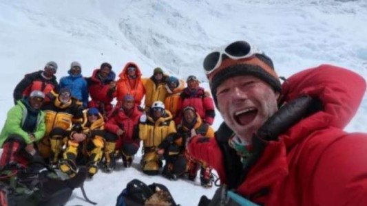 El argentino que escaló 13 veces el Everest quedó atrapado en una avalancha y sufrió graves heridas