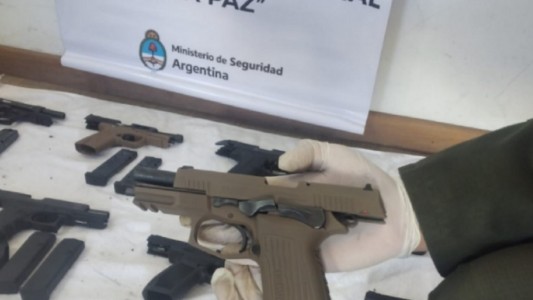 En una inspección a un micro, hallaron que un pasajero viajaba con 11 armas