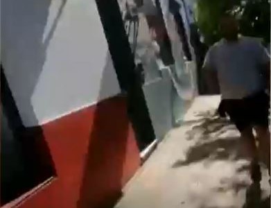 Video: Un panadero agredió a su repartidor