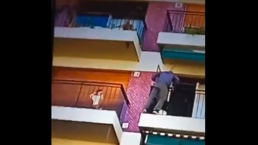 Video: un encargado rescató a un nene que estaba solo encerrado en un balcón en Caballito