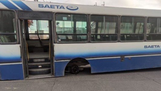 Video: un colectivo perdió dos ruedas cuando transitaba por las calles de Salta
