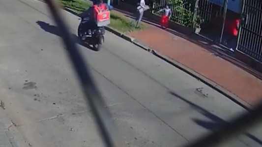 Ezpeleta: un motochorro le arrancó la cartera a una mujer en la puerta de una iglesia - #REC