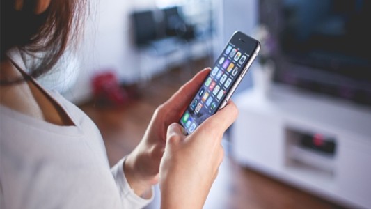 Le revisó el celular a su pareja y descubrió un video en el que abusaba de su hija de 9 años