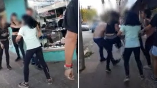 Mujer se enteró que un hombre acosaba a su hija, se hizo pasar por ella, lo citó a una plaza y le dio una paliza