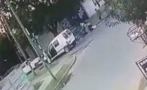 Video: perseguía a dos motochorros y de contramano atropelló a dos chicos que iban en bici