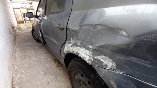 FOTOS: así quedó el auto de una vecina luego de ser embestido por el colectivo manejado por un menor