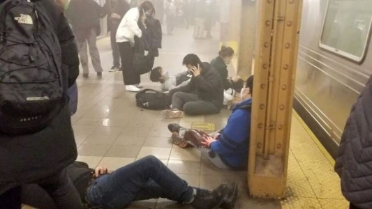 Pánico en Nueva York: balearon a varias personas en el subte y hallaron explosivos sin detonar