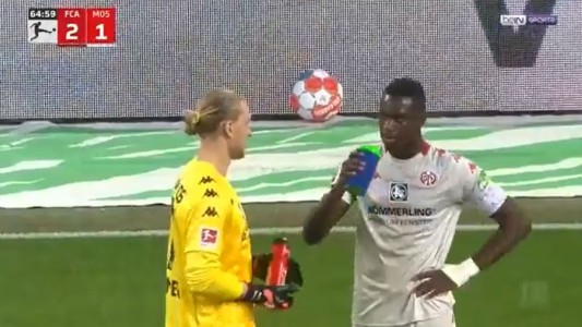 La Bundesliga frenó un partido para que un jugador musulmán rompiera con el ayuno del Ramadan