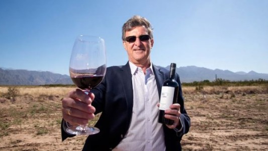 Kempes presentó su vino en Mendoza y dijo que Argentina "es una de las candidatas para Qatar"