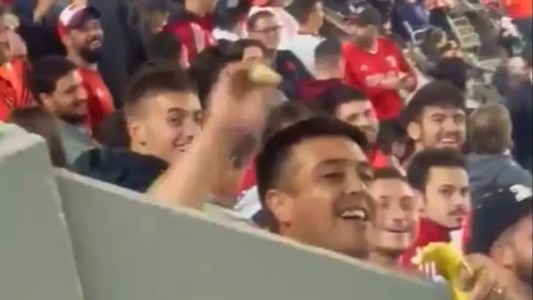 Video: Un hincha de River peló una banana y se la arrojó a fanáticos de Fortaleza