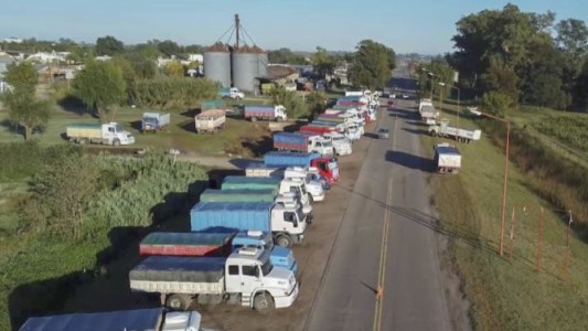 Continúa el paro de transportistas de granos