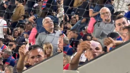 Hinchas de fortaleza rompieron billetes del $100 y $1000 en frente de la tribuna de River