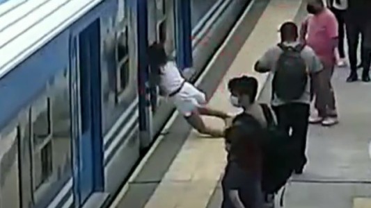 Se cayó a las vías del tren y la salvaron