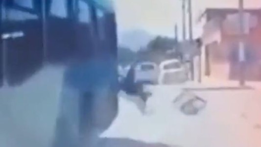 Video: una mujer cayó por la ventana de un colectivo en Chile y se salvó de milagro
