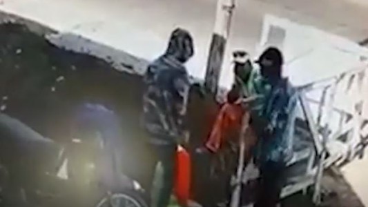 Video: Les robaron a los obreros que trabajaban en la vía pública