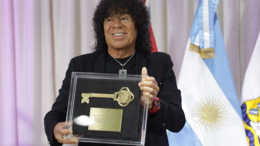 La “Mona” Jiménez recibió la llave de la ciudad