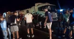 Un equipo de fútbol quedó varado en un piquete y tuvo que patear penales para poder avanzar