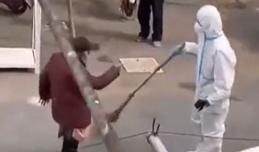 Confinamiento en Shangai: una mujer de 95 años se enfrentó a seis hombres que querían encerrarla