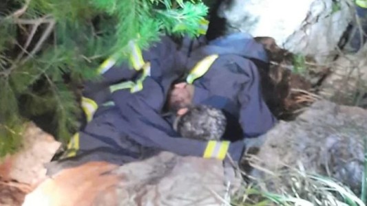 Misterioso accidente: dos hombres volcaron con su camioneta y los encontraron abrazados en una cueva