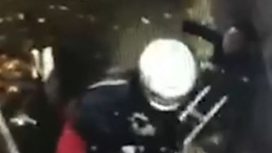 Video: Motochorro asaltó a mujer que se defiende con su muleta