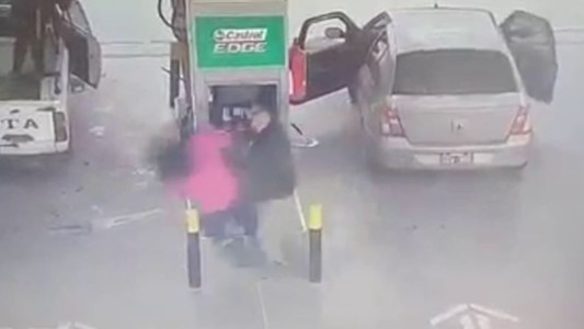 Video: un hombre noqueó de un cabezazo a un playero porque no lo atendía