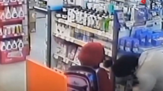 Entró a robar a una farmacia y guardó la mercadería en la mochila de su hija - #REC