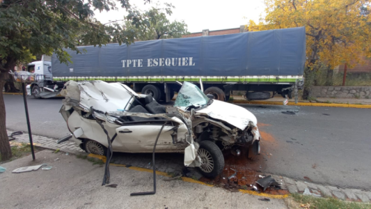 Impactante accidente en barrio Talleres Oeste, el conductor fue derivado al Hospital de Urgencias