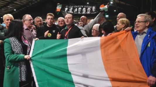 Irlanda del Norte: el Sinn Féin, antiguo brazo político del IRA, favorito en las elecciones de este jueves