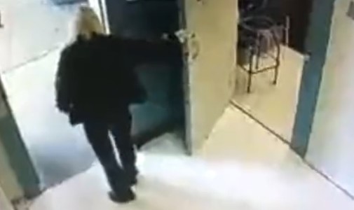 En su último día de trabajo, una agente penitenciaria ayudó a escapar a preso "extremadamente peligroso"