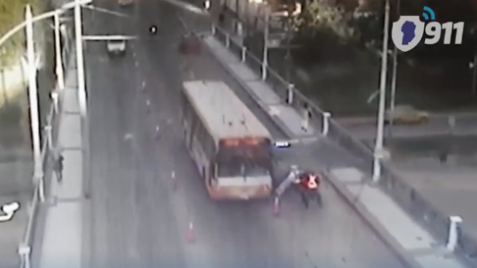 Policías embestidos por colectivo: imputaron al chofer de Coniferal