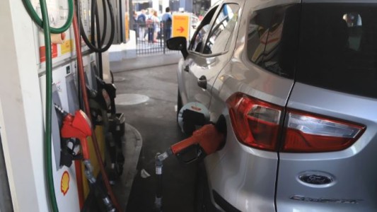 Axion y Shell aumentaron el precio de la nafta y el gasoil