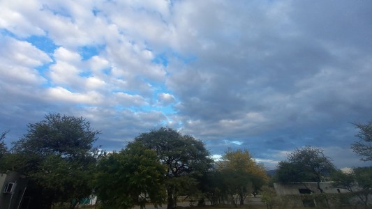 Jornada húmeda, moderado aumento de temperatura, máxima 24°