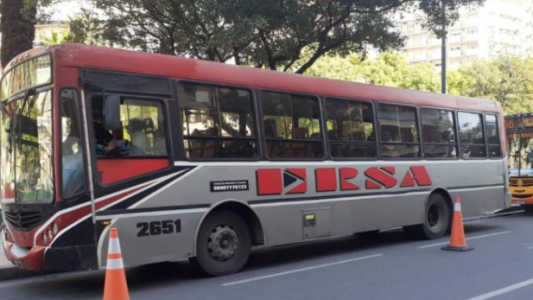 Apedrearon un colectivo y una menor de 6 años terminó herida