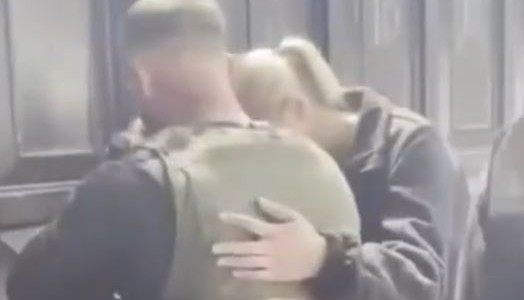 El emotivo reencuentro de un hijo con su madre en Ucrania