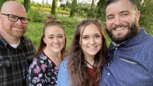 Dos parejas viven en poliamor, tuvieron dos hijos y no saben quién es el padre