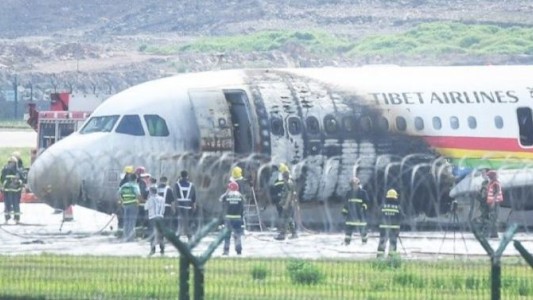 Se incendió un avión en un aeropuerto chino que dejó más de 40 heridos