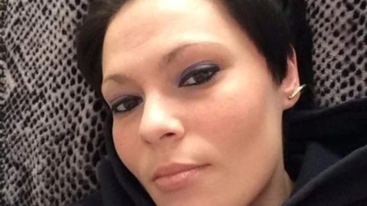 Mujer perdió su mandíbula y ahora luce 40 años mayor: todo comenzó con la extracción de un diente