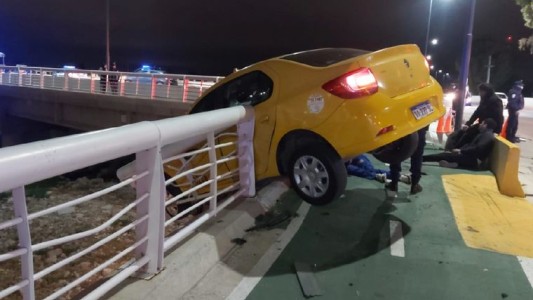 Chocaron de frente un taxi y una moto, el conductor “voló” por el aire