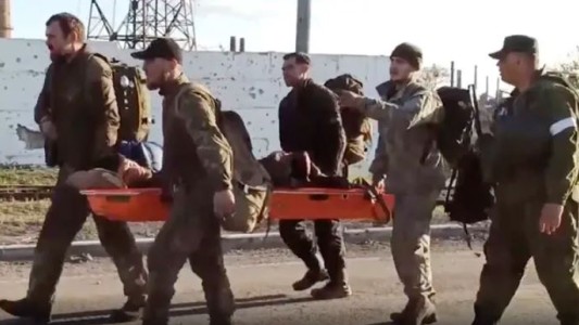 Finalmente, militares ucranianos de la acería de Mariupol se rinden frente a las tropas rusas