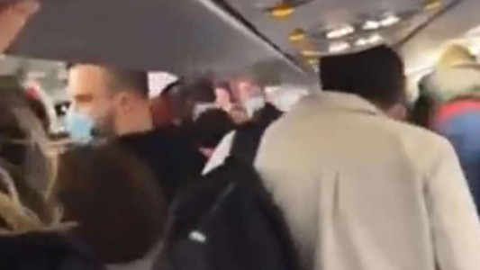 Tres pasajeros subieron borrachos a un avión y se agarraron a trompadas con uno de los pilotos