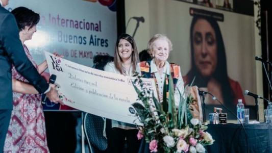 Escritora ganó un premio literario pero no pudo recibirlo porque estaba aislada con Covid-19