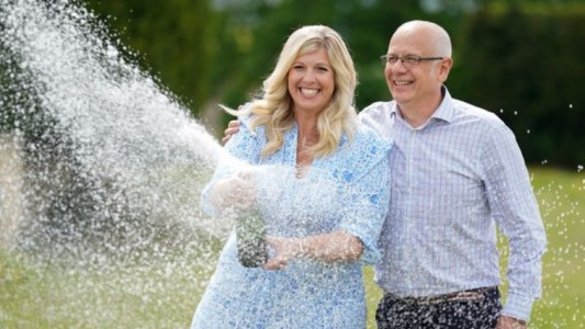 Pareja ganó casi 229 millones de dólares en la lotería