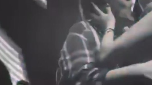 Un cantante colombiano acosó a una colega en pleno escenario