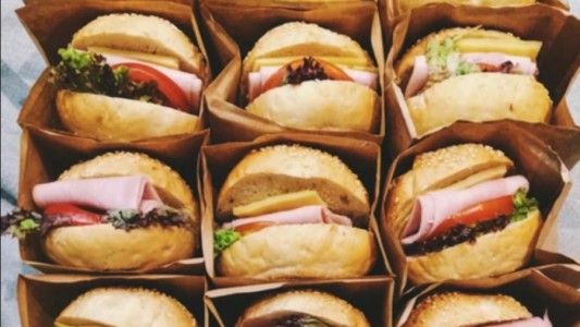 Le llegó un delivery con 31 hamburguesas: las pidió el hijo de 2 años mientras jugaba con su celular